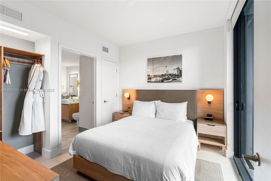 For Sale: $819,900 (2 beds, 2 baths, 916 Square Feet)