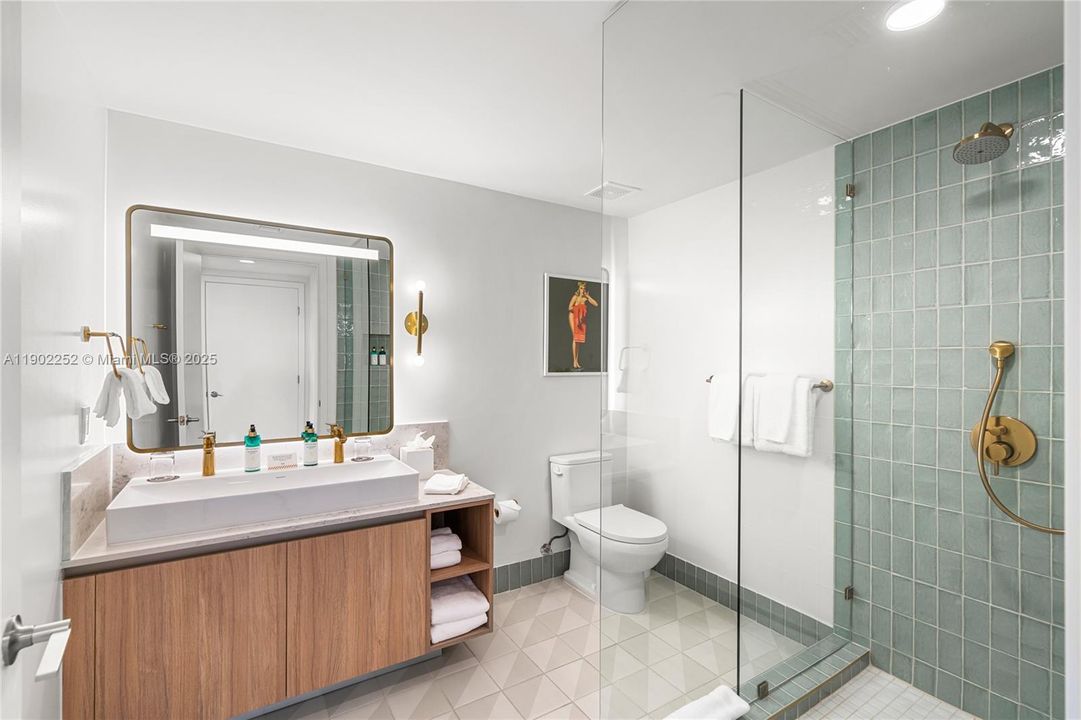 For Sale: $819,900 (2 beds, 2 baths, 916 Square Feet)