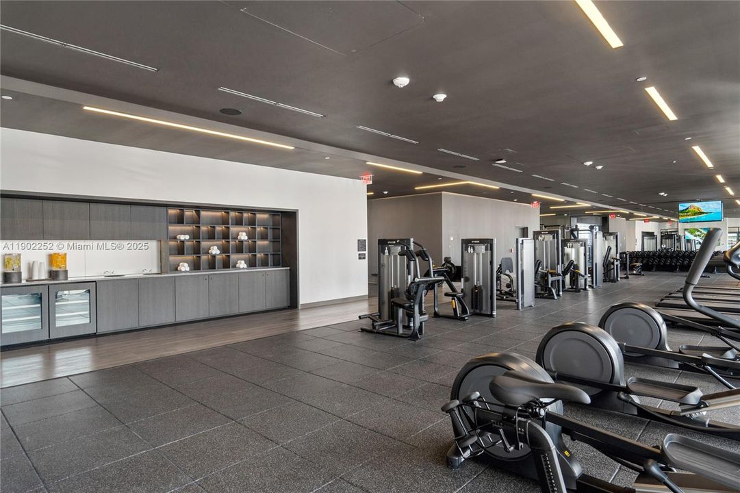 For Sale: $819,900 (2 beds, 2 baths, 916 Square Feet)