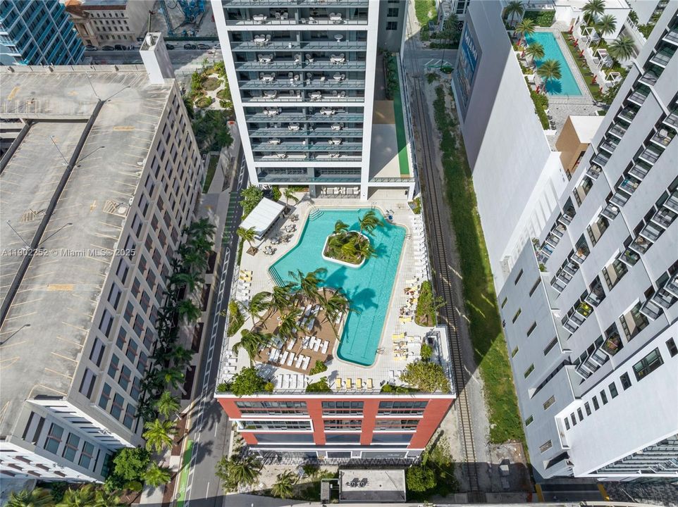 For Sale: $819,900 (2 beds, 2 baths, 916 Square Feet)