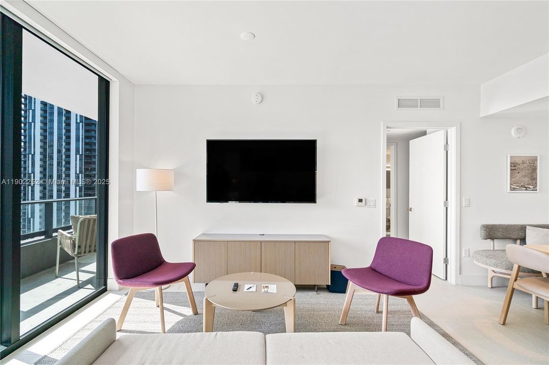 For Sale: $819,900 (2 beds, 2 baths, 916 Square Feet)