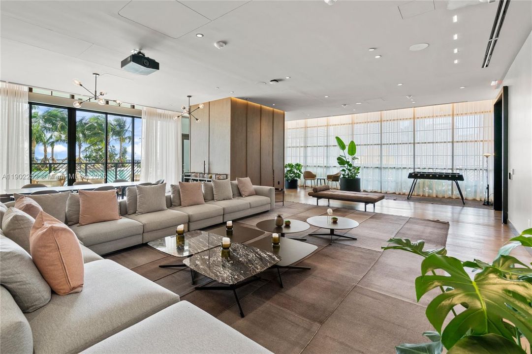 For Sale: $819,900 (2 beds, 2 baths, 916 Square Feet)