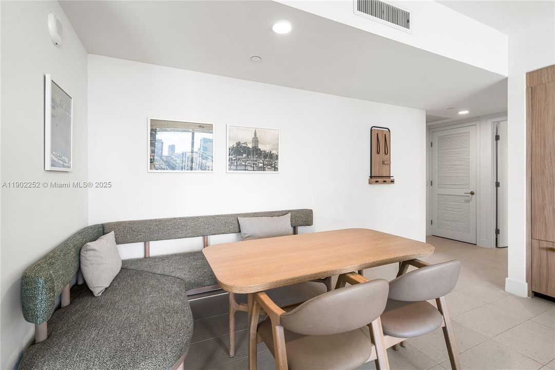 For Sale: $819,900 (2 beds, 2 baths, 916 Square Feet)