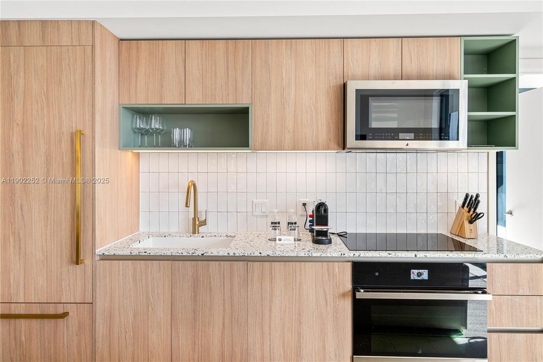 For Sale: $819,900 (2 beds, 2 baths, 916 Square Feet)