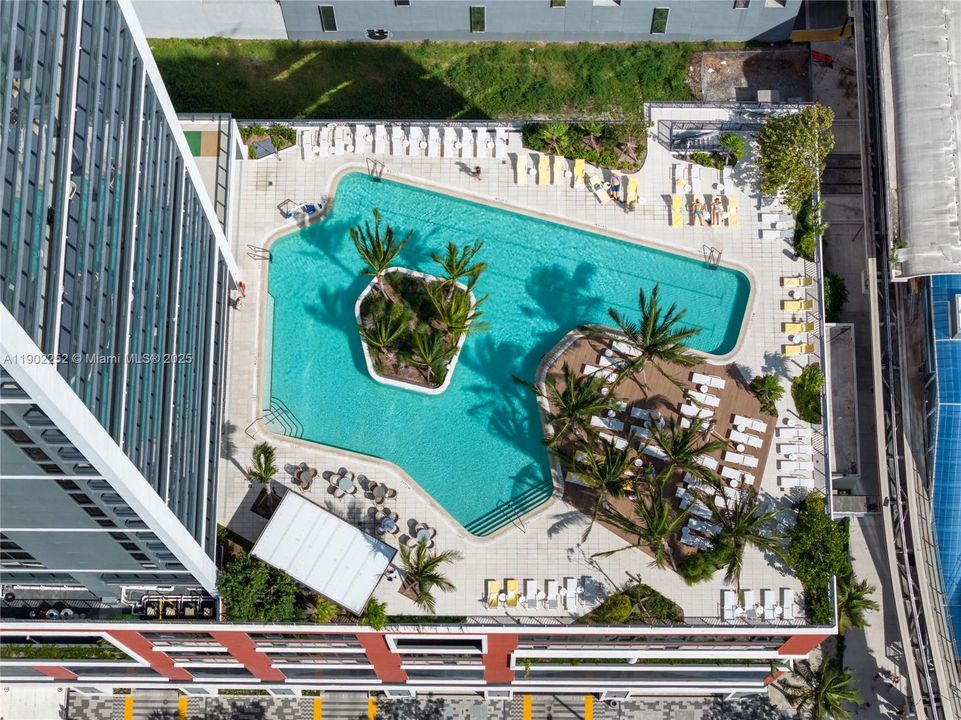 For Sale: $819,900 (2 beds, 2 baths, 916 Square Feet)