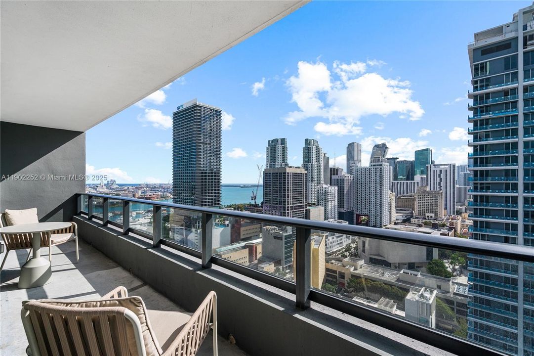 For Sale: $819,900 (2 beds, 2 baths, 916 Square Feet)