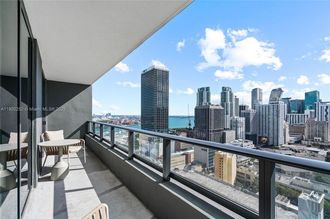 For Sale: $819,900 (2 beds, 2 baths, 916 Square Feet)