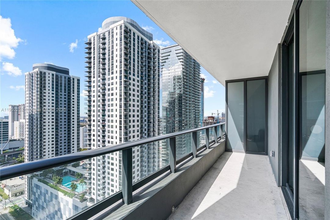 For Sale: $819,900 (2 beds, 2 baths, 916 Square Feet)