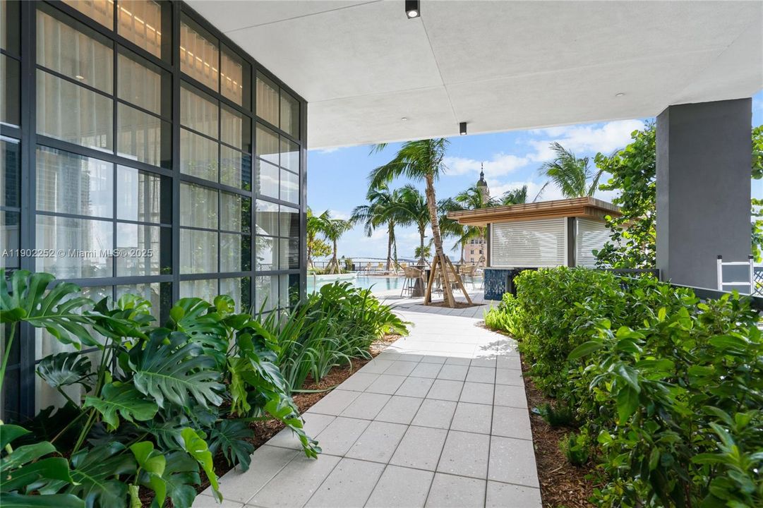 For Sale: $819,900 (2 beds, 2 baths, 916 Square Feet)