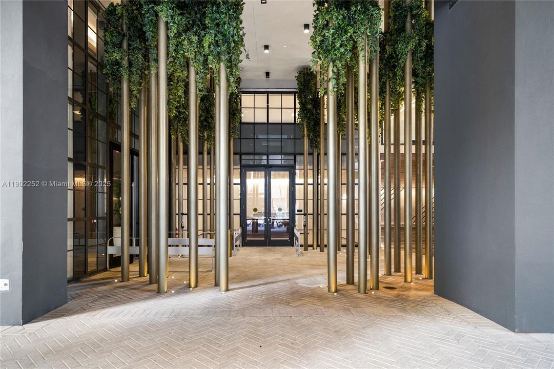 For Sale: $819,900 (2 beds, 2 baths, 916 Square Feet)