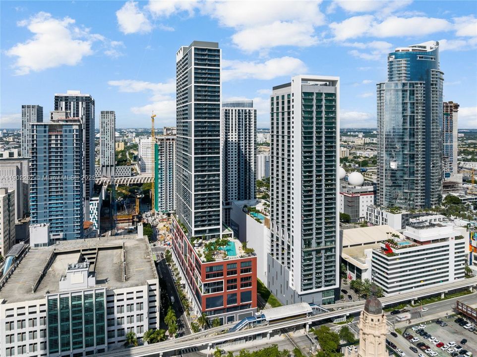 For Sale: $819,900 (2 beds, 2 baths, 916 Square Feet)