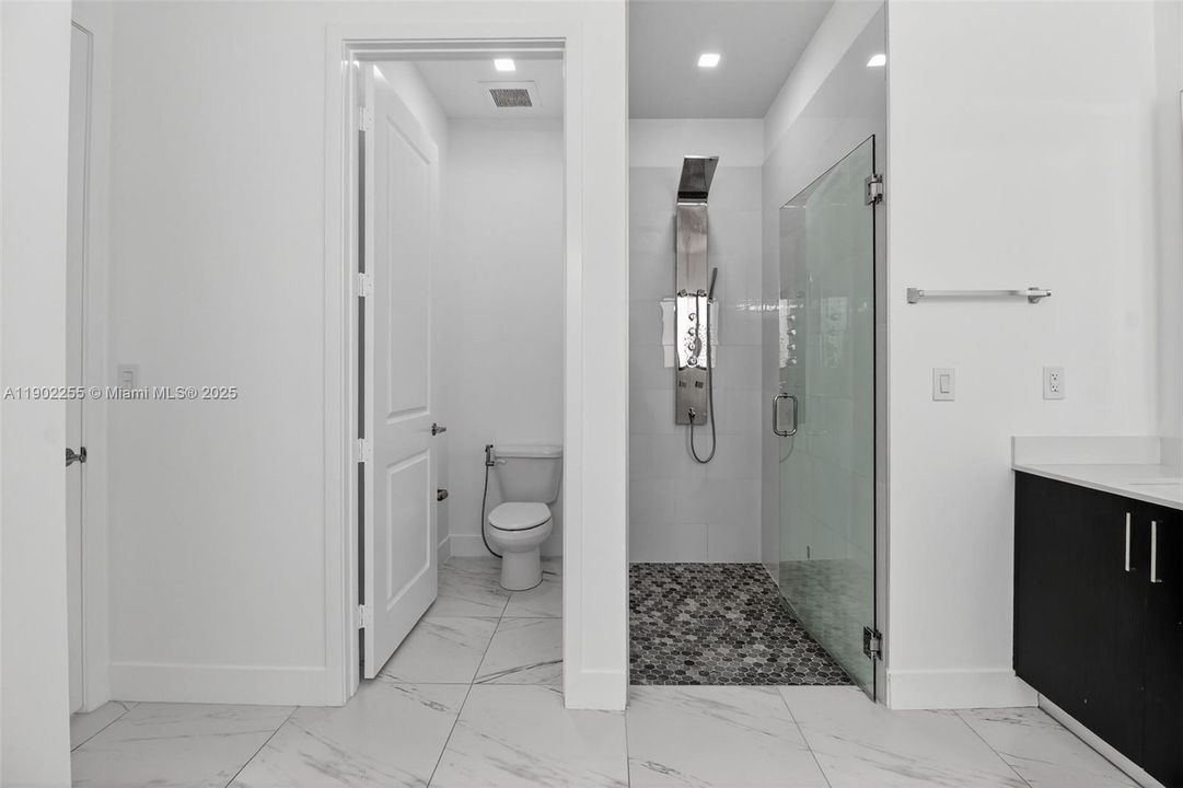 For Rent: $4,950 (5 beds, 3 baths, 3127 Square Feet)