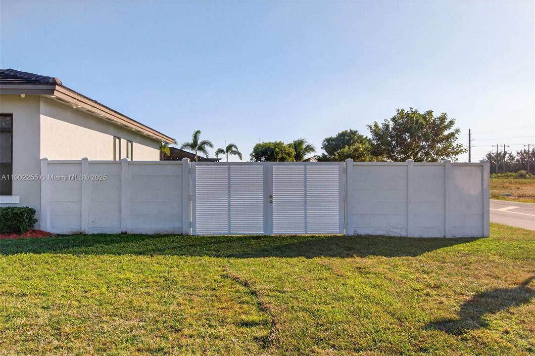 For Rent: $4,950 (5 beds, 3 baths, 3127 Square Feet)