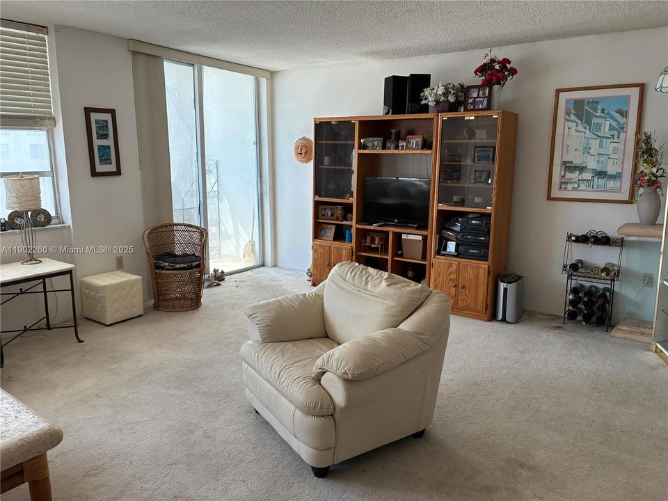 For Sale: $225,000 (2 beds, 2 baths, 1143 Square Feet)