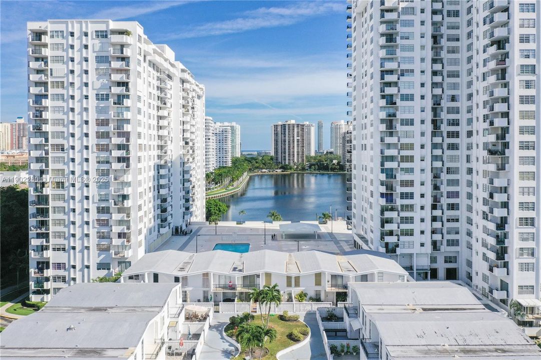 For Sale: $225,000 (2 beds, 2 baths, 1143 Square Feet)