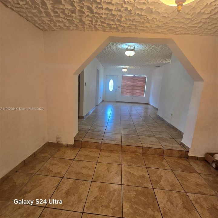 For Rent: $2,500 (3 beds, 1 baths, 1042 Square Feet)