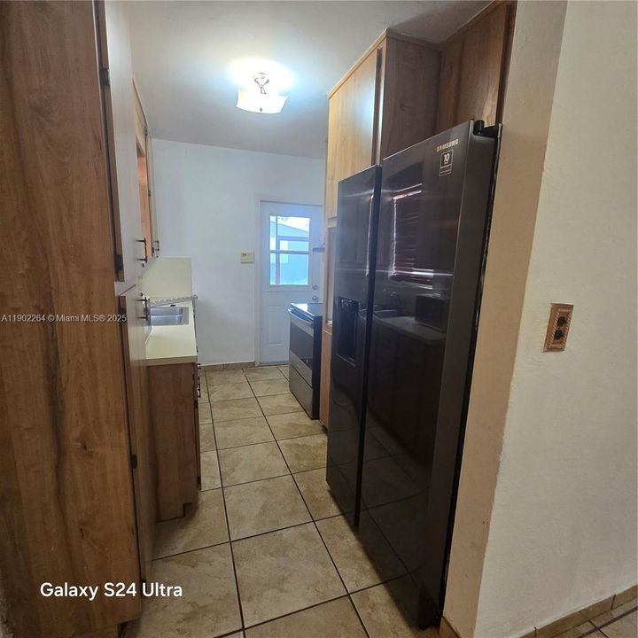 For Rent: $2,500 (3 beds, 1 baths, 1042 Square Feet)