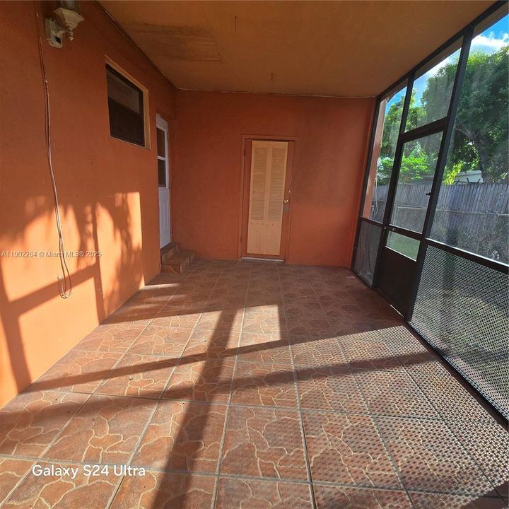 For Rent: $2,500 (3 beds, 1 baths, 1042 Square Feet)