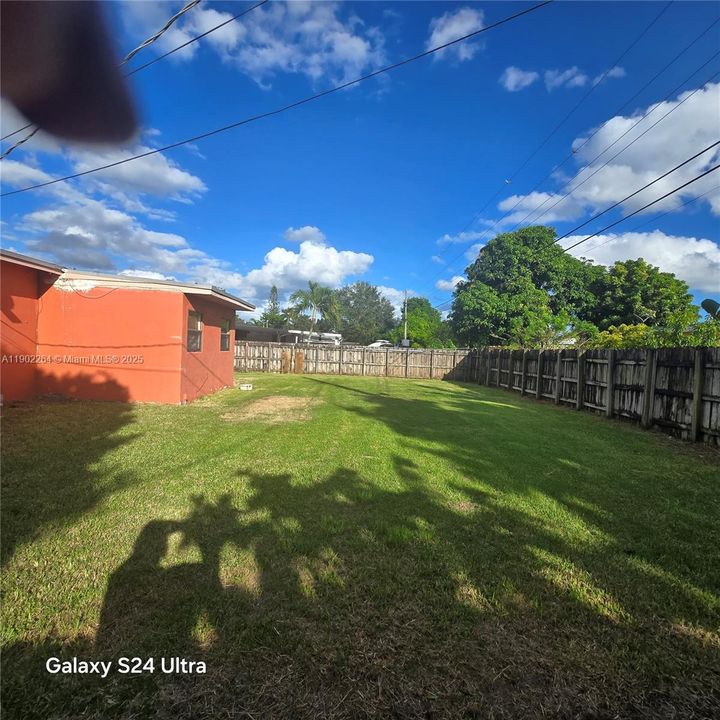 For Rent: $2,500 (3 beds, 1 baths, 1042 Square Feet)