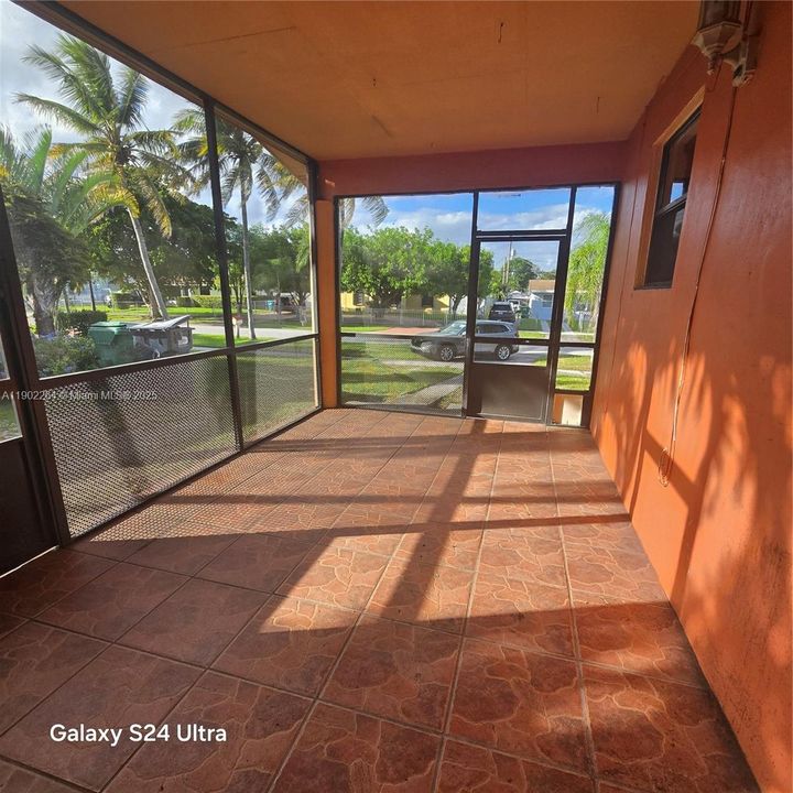 For Rent: $2,500 (3 beds, 1 baths, 1042 Square Feet)