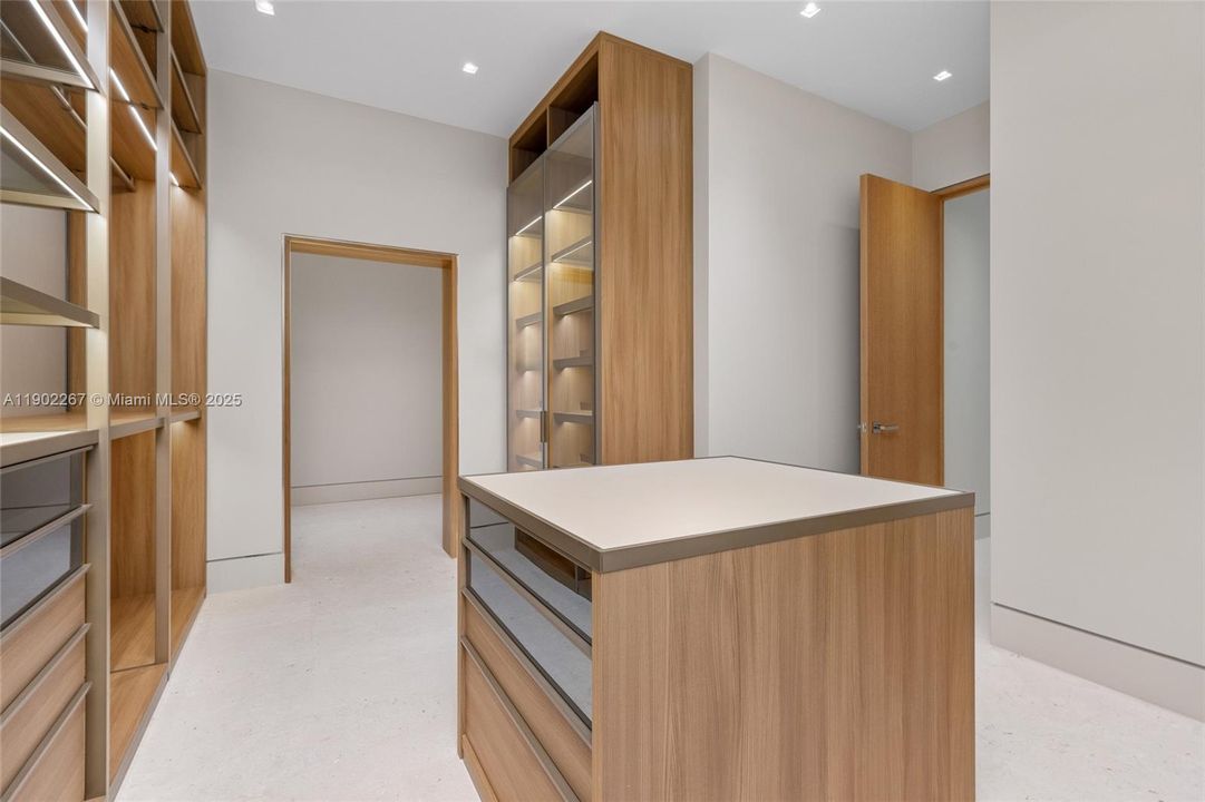 For Sale: $35,995,000 (5 beds, 5 baths, 10289 Square Feet)