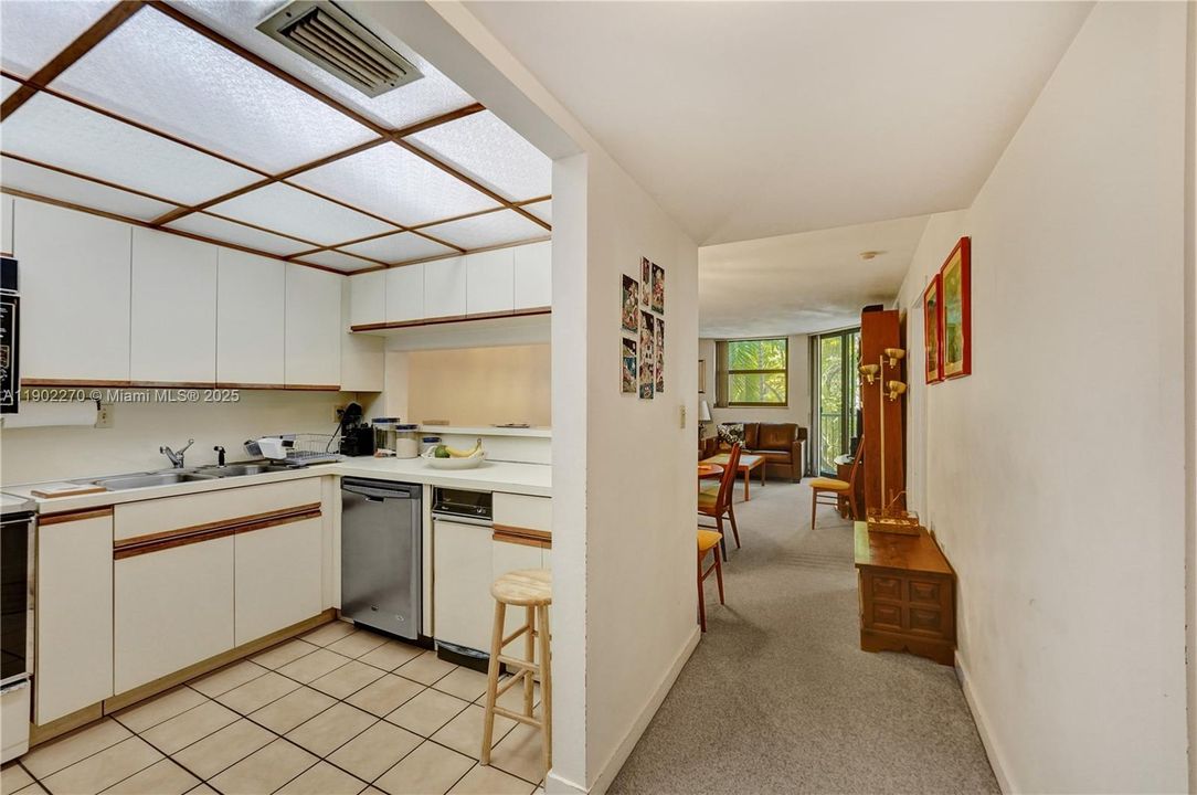 待售: $560,000 (1 贝兹, 1 浴室, 972 平方英尺)