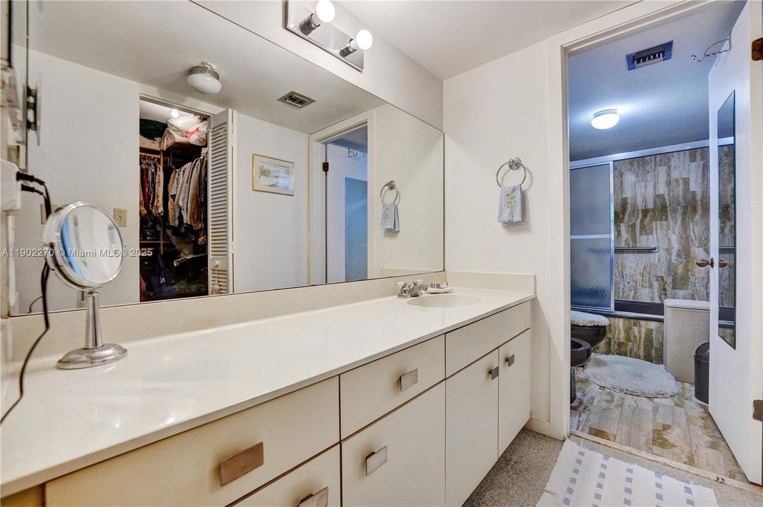 待售: $560,000 (1 贝兹, 1 浴室, 972 平方英尺)