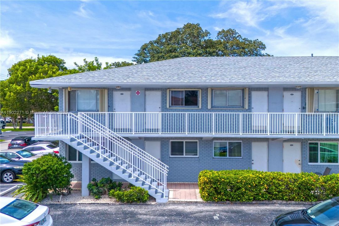 For Rent: $2,399 (3 beds, 2 baths, 960 Square Feet)