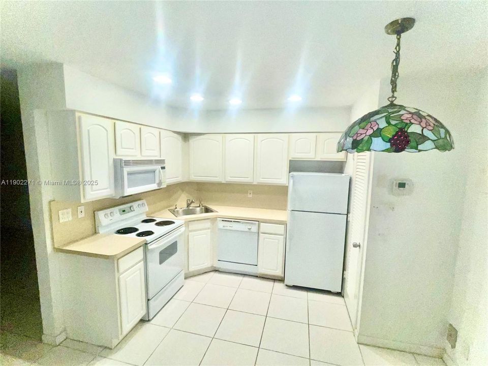 For Rent: $2,399 (3 beds, 2 baths, 960 Square Feet)