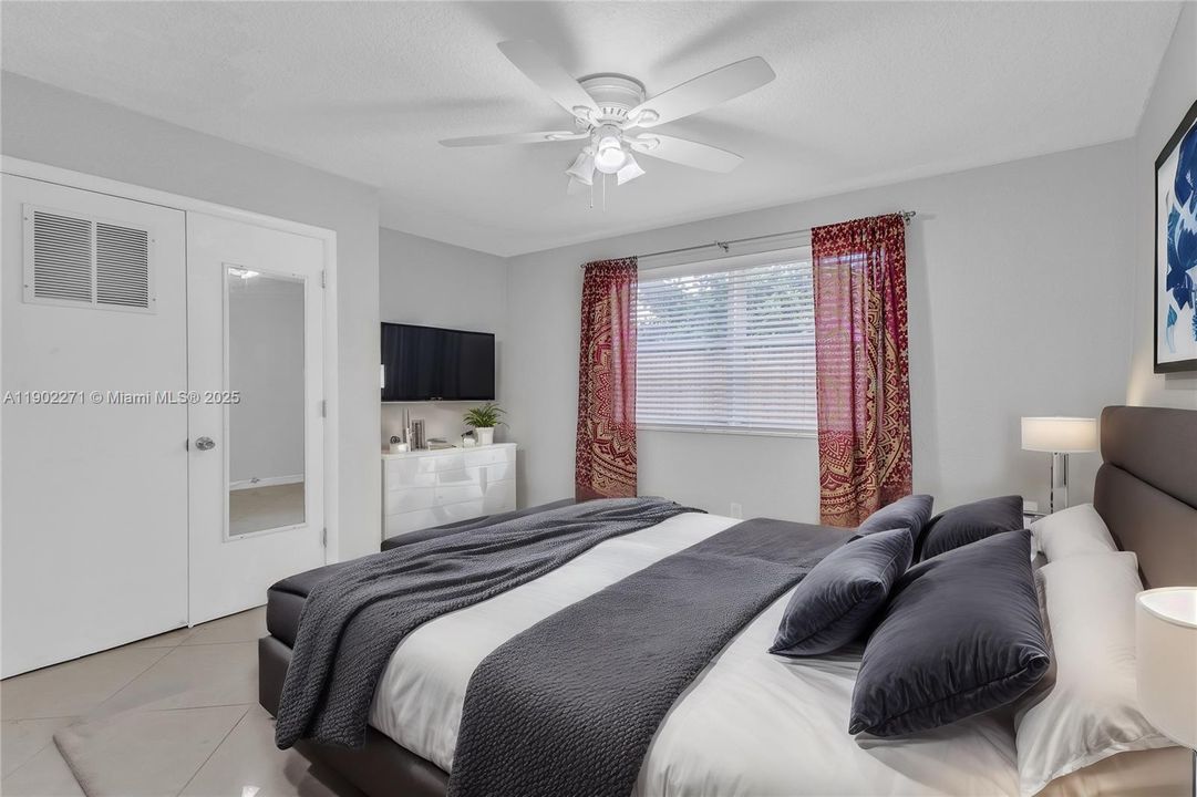 For Rent: $2,399 (3 beds, 2 baths, 960 Square Feet)