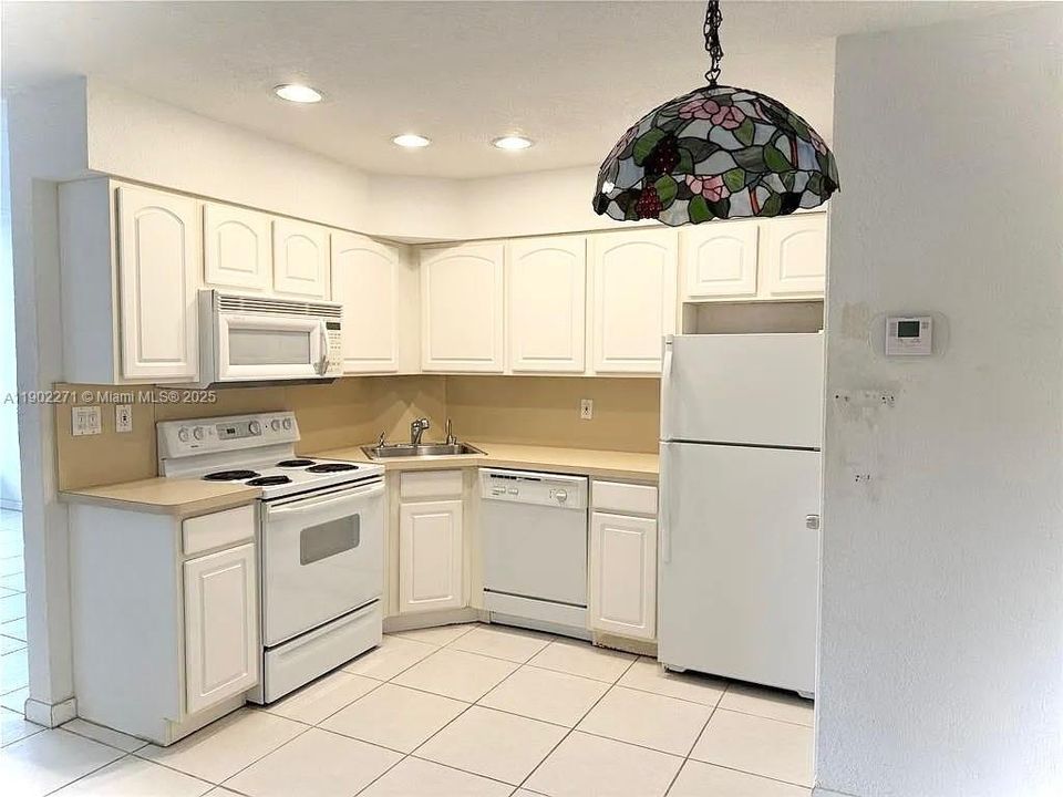 For Rent: $2,399 (3 beds, 2 baths, 960 Square Feet)