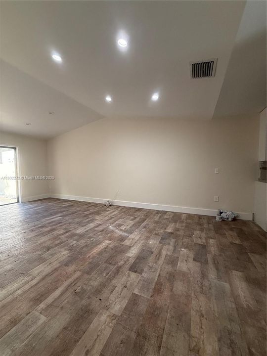 Recently Rented: $2,700 (2 beds, 2 baths, 1030 Square Feet)