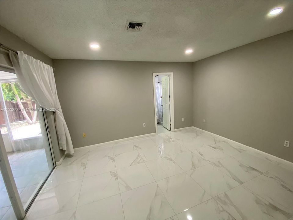 Под контрактом: $3,100 (3 спален, 2 ванн, 1169 Квадратных фут)