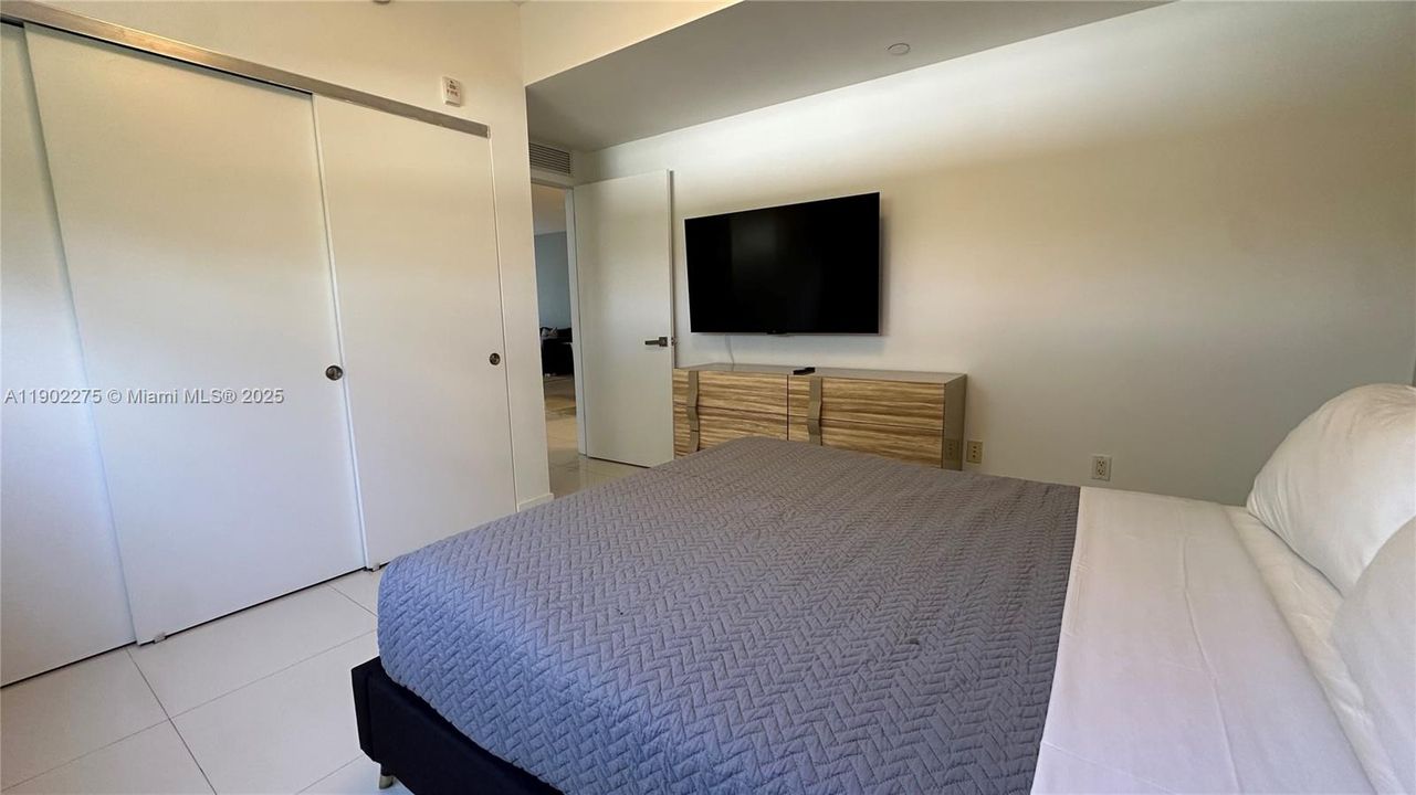 For Sale: $960,000 (2 beds, 2 baths, 1175 Square Feet)