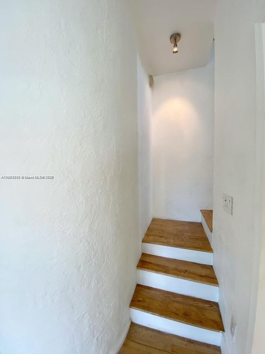 Active With Contract: $3,300 (1 beds, 1 baths, 960 Square Feet)