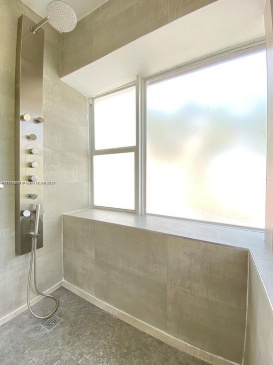 Active With Contract: $3,300 (1 beds, 1 baths, 960 Square Feet)