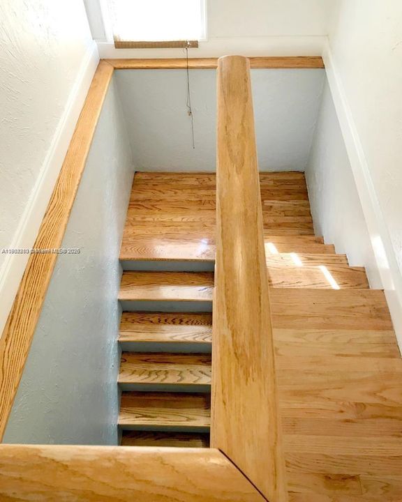 Active With Contract: $3,300 (1 beds, 1 baths, 960 Square Feet)