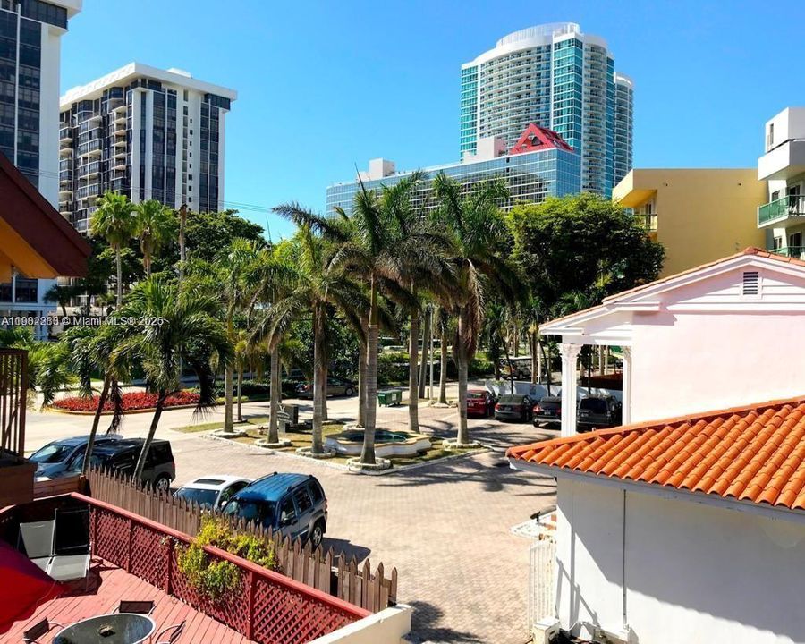 Active With Contract: $3,300 (1 beds, 1 baths, 960 Square Feet)