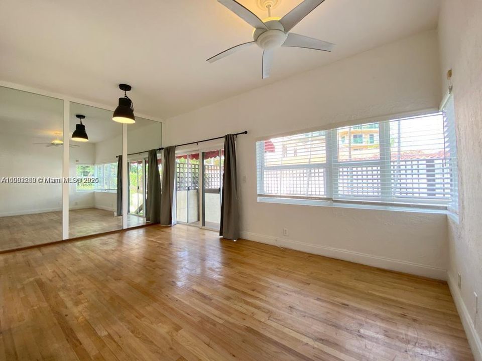 Active With Contract: $3,300 (1 beds, 1 baths, 960 Square Feet)