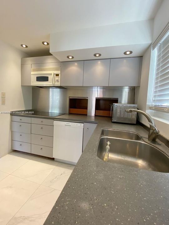 Active With Contract: $3,300 (1 beds, 1 baths, 960 Square Feet)
