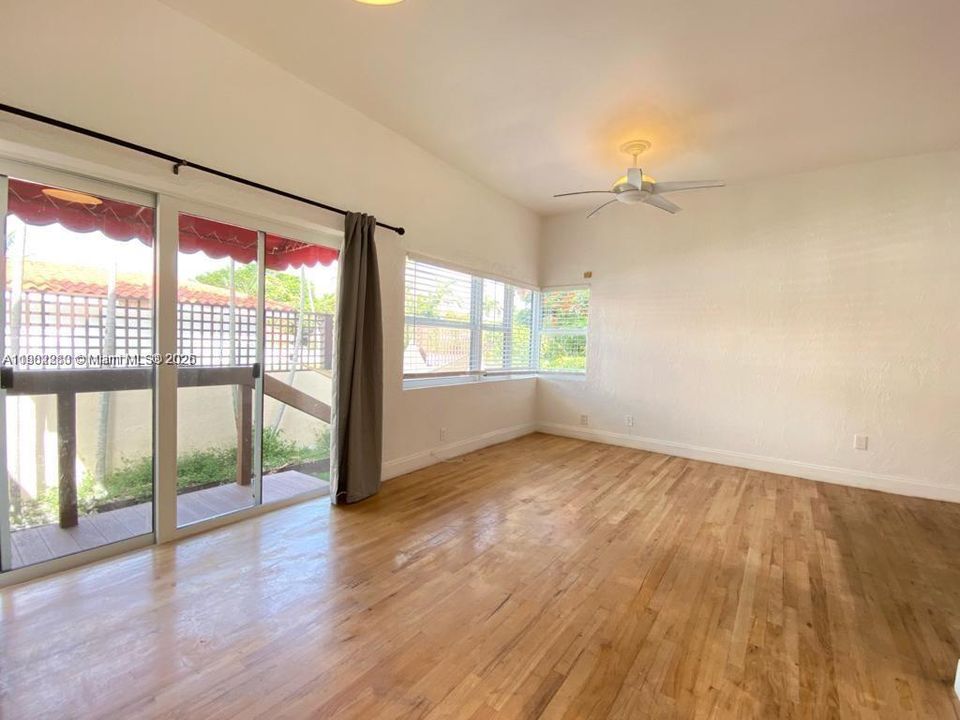 Active With Contract: $3,300 (1 beds, 1 baths, 960 Square Feet)