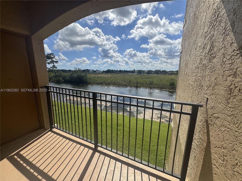 For Rent: $2,300 (2 beds, 2 baths, 1130 Square Feet)