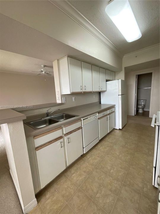 For Rent: $2,300 (2 beds, 2 baths, 1130 Square Feet)