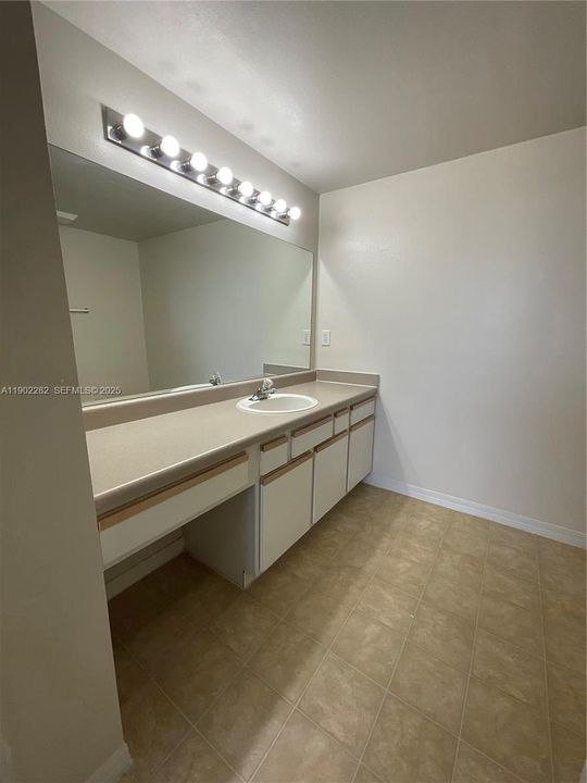 For Rent: $2,300 (2 beds, 2 baths, 1130 Square Feet)