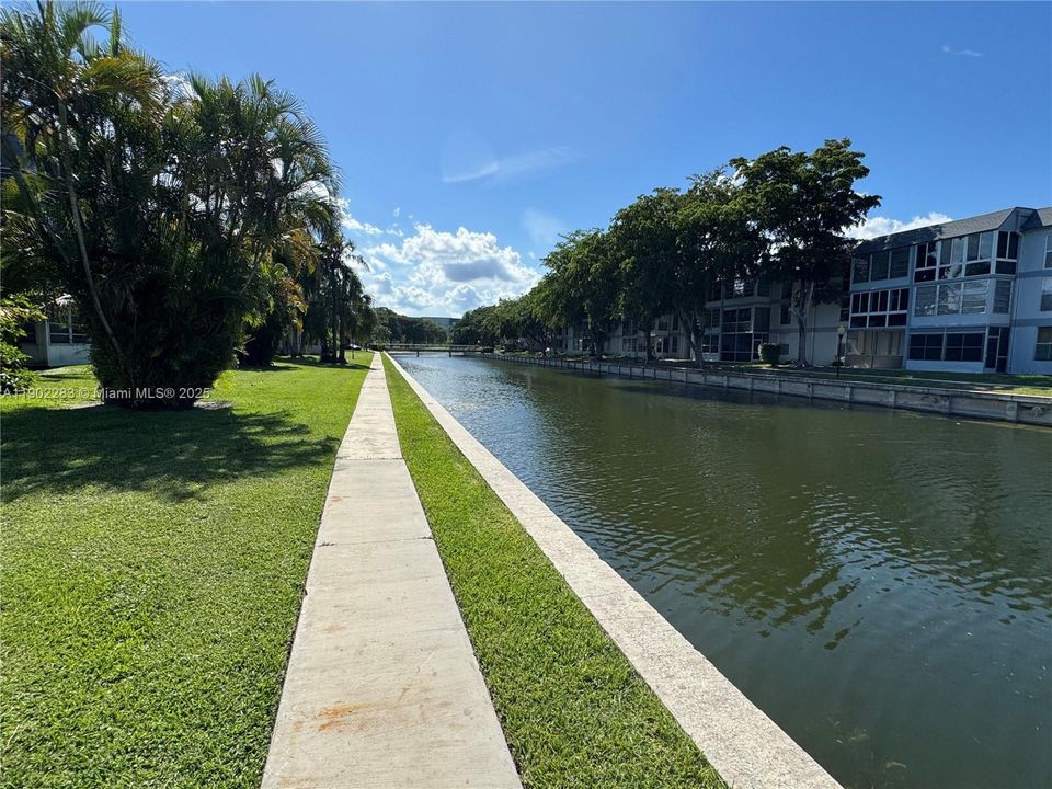 For Sale: $183,000 (2 beds, 2 baths, 1025 Square Feet)