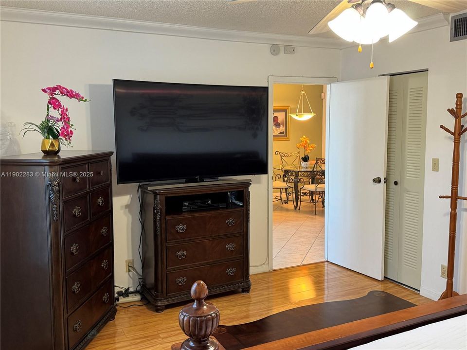 For Sale: $183,000 (2 beds, 2 baths, 1025 Square Feet)