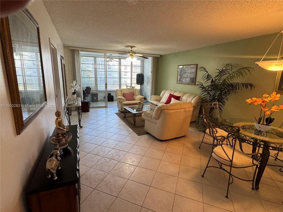 For Sale: $183,000 (2 beds, 2 baths, 1025 Square Feet)