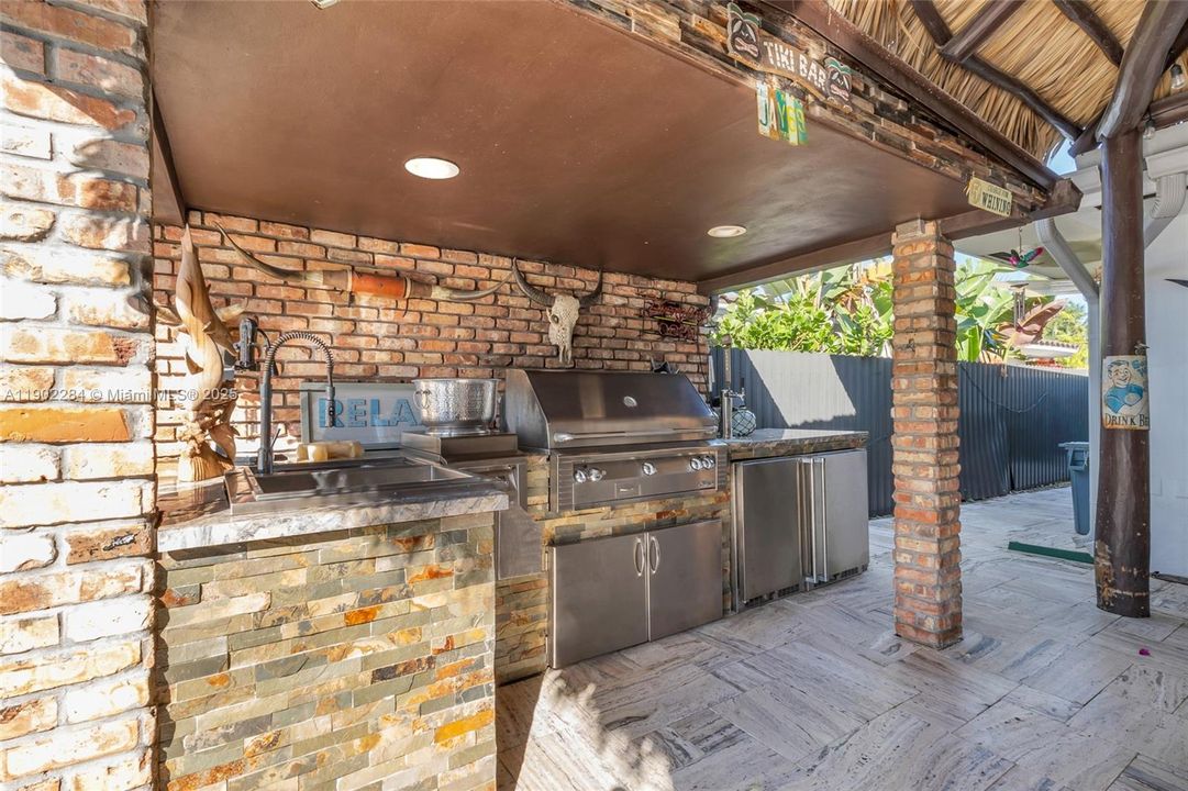 На продажу: $2,350,000 (4 спален, 2 ванн, 2264 Квадратных фут)