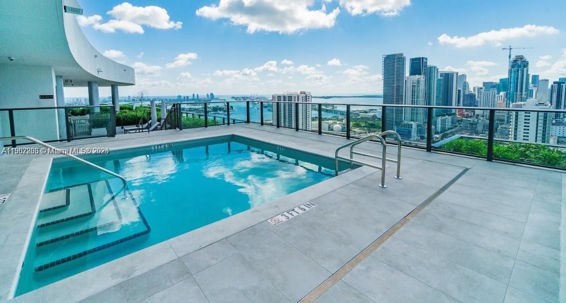 На продажу: $525,000 (2 спален, 2 ванн, 1018 Квадратных фут)