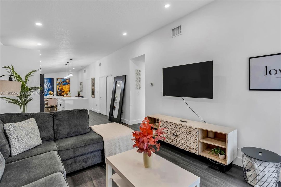 For Sale: $580,000 (3 beds, 2 baths, 1378 Square Feet)